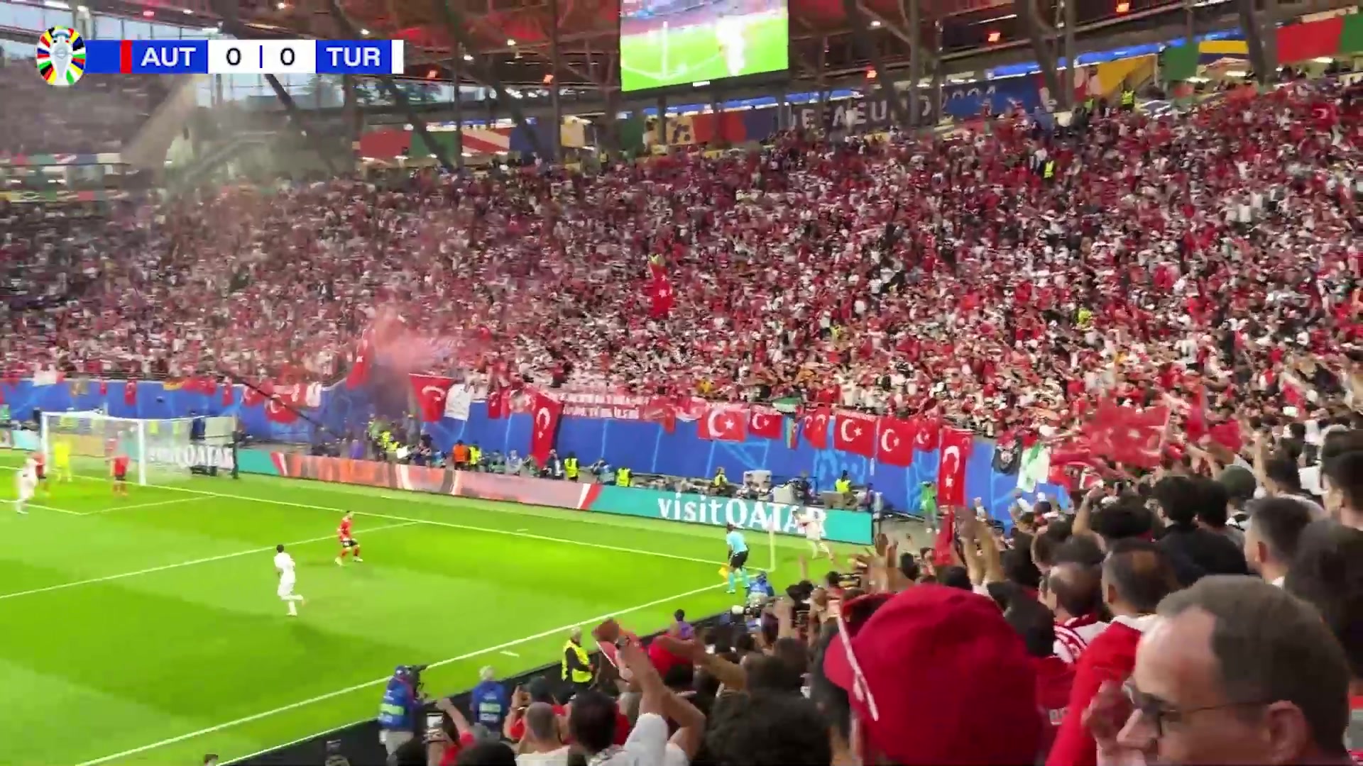 球迷疯狂庆祝！现场实拍土耳其1-0领先奥地利